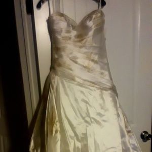 Beautiful never born bustier size 12 wedding dress
